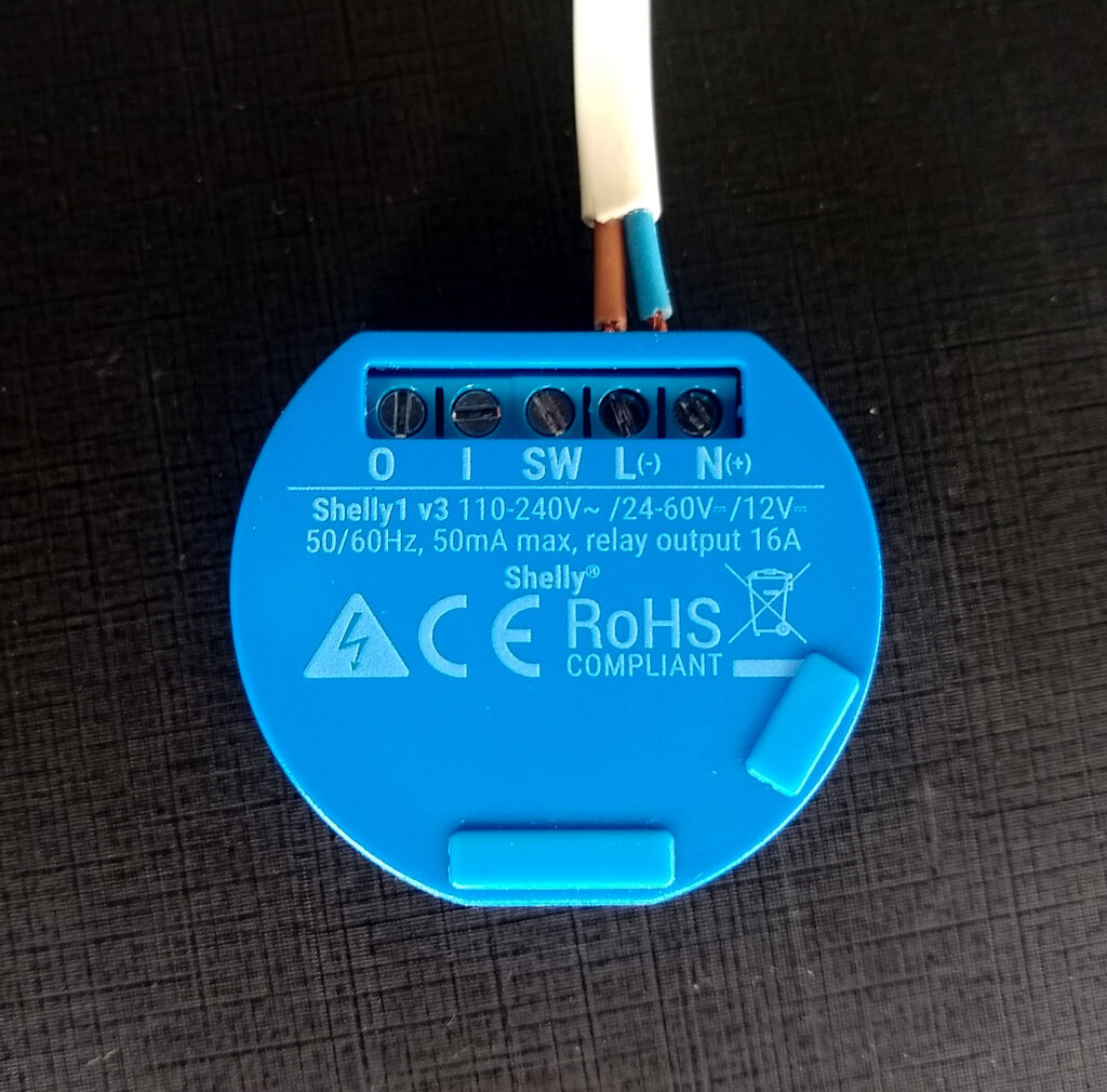 Detalle conexión cable en Shelly